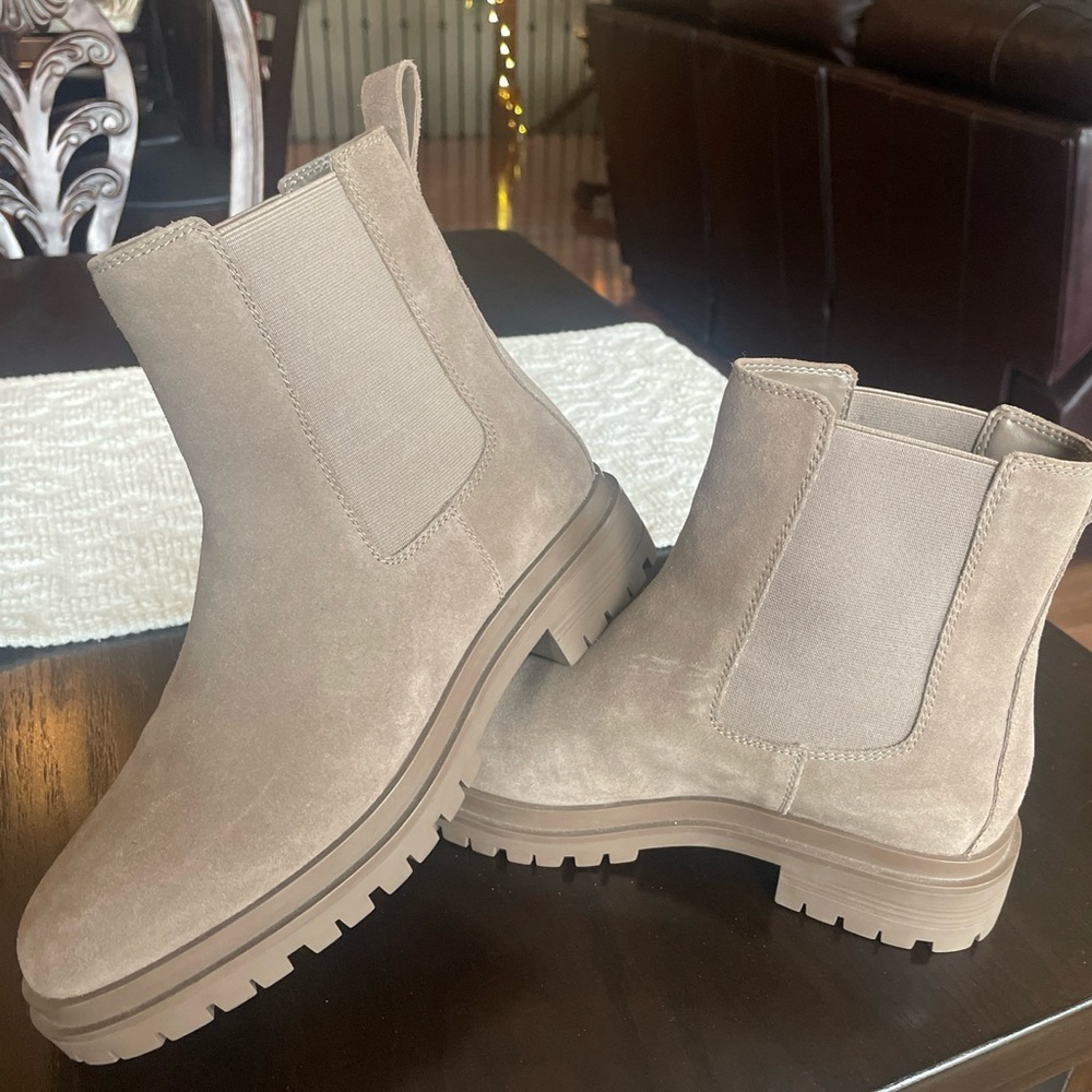 Ralph Lauren grey suede Chelsea boots 9 Corinne new without box